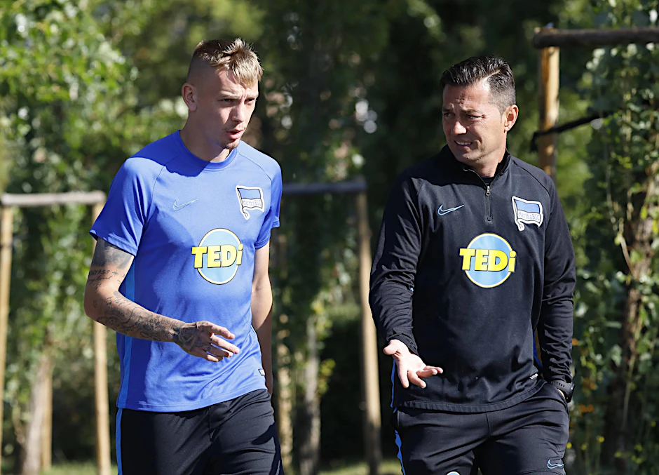 Marius Wolf im Gespräch mit Hertha-Trainer Ante Covic (r.).