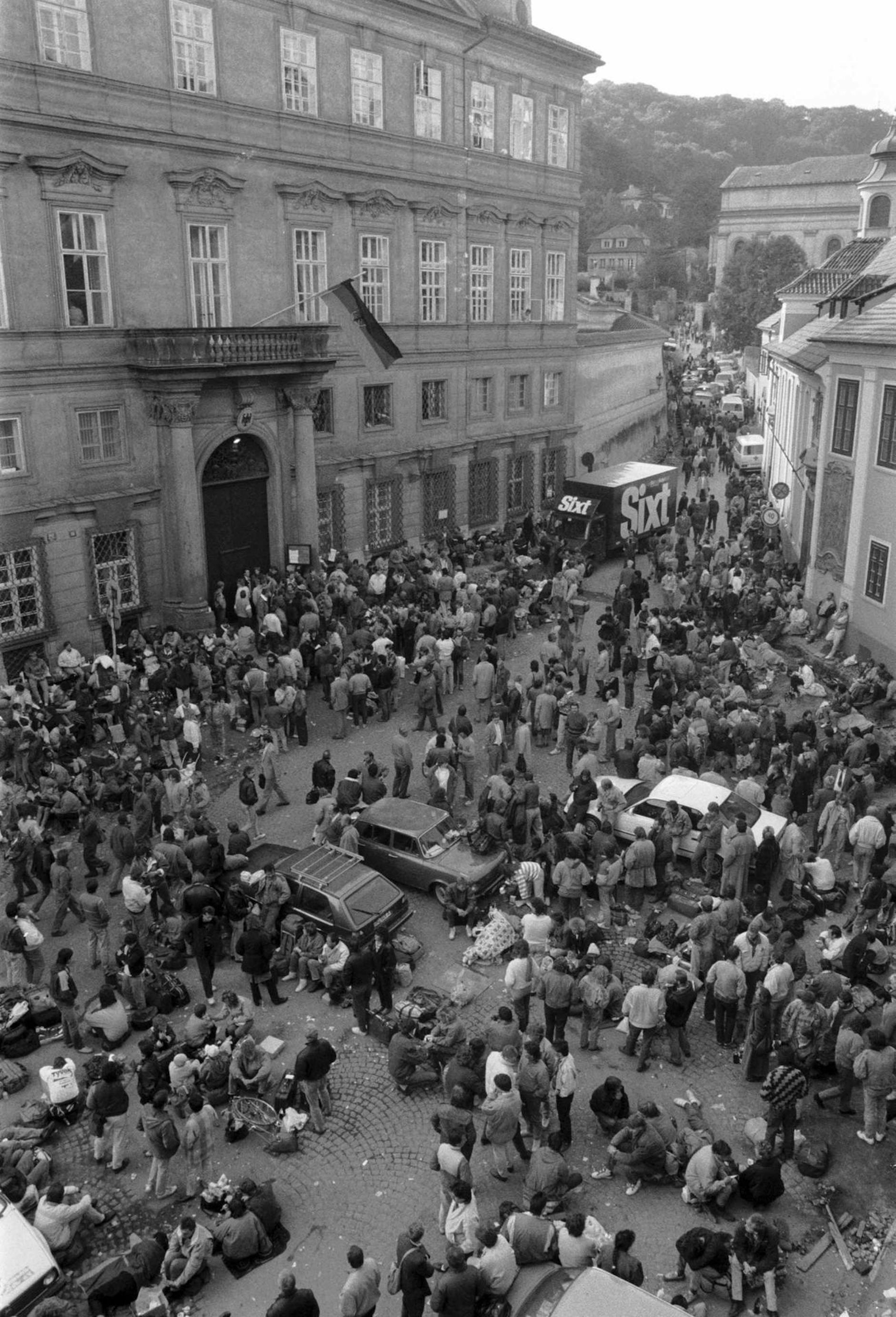 Ausreisewillige DDR-Bürger versammeln sich im September 1989 vor der westdeutschen Botschaft in Prag.