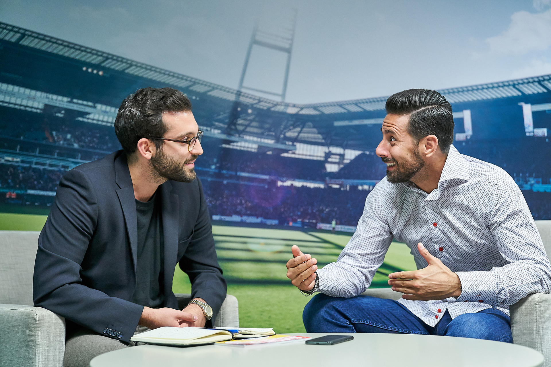 KURIER-Reporter Patrick Berger im Gespräch mit Claudio Pizarro.