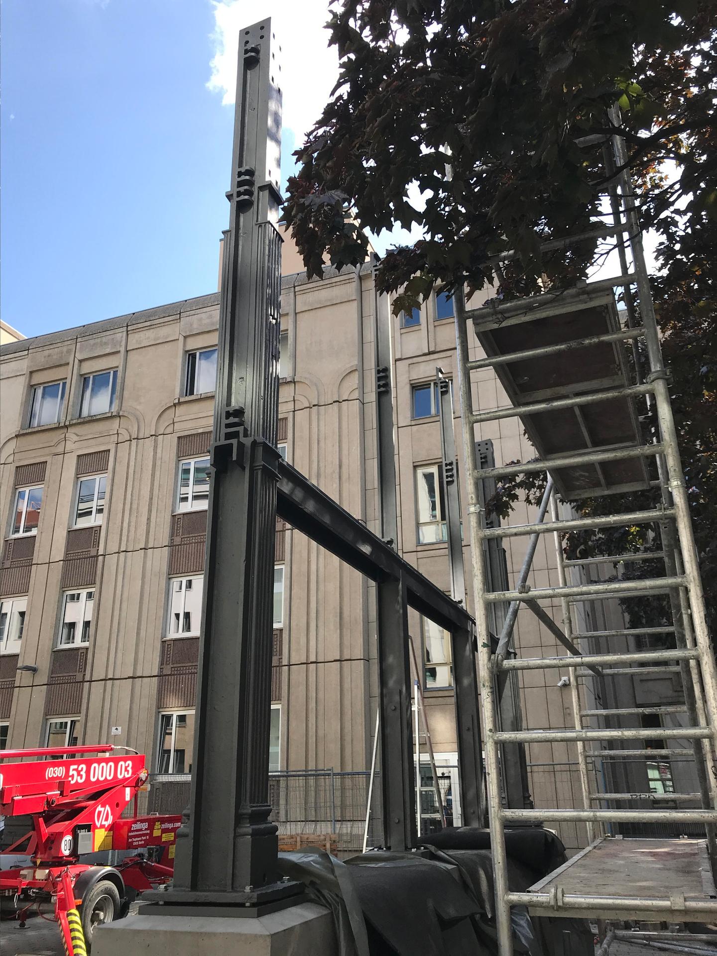 Eine erste gusseiserne Säule vom alten Friedrichstadt-Palast steht.