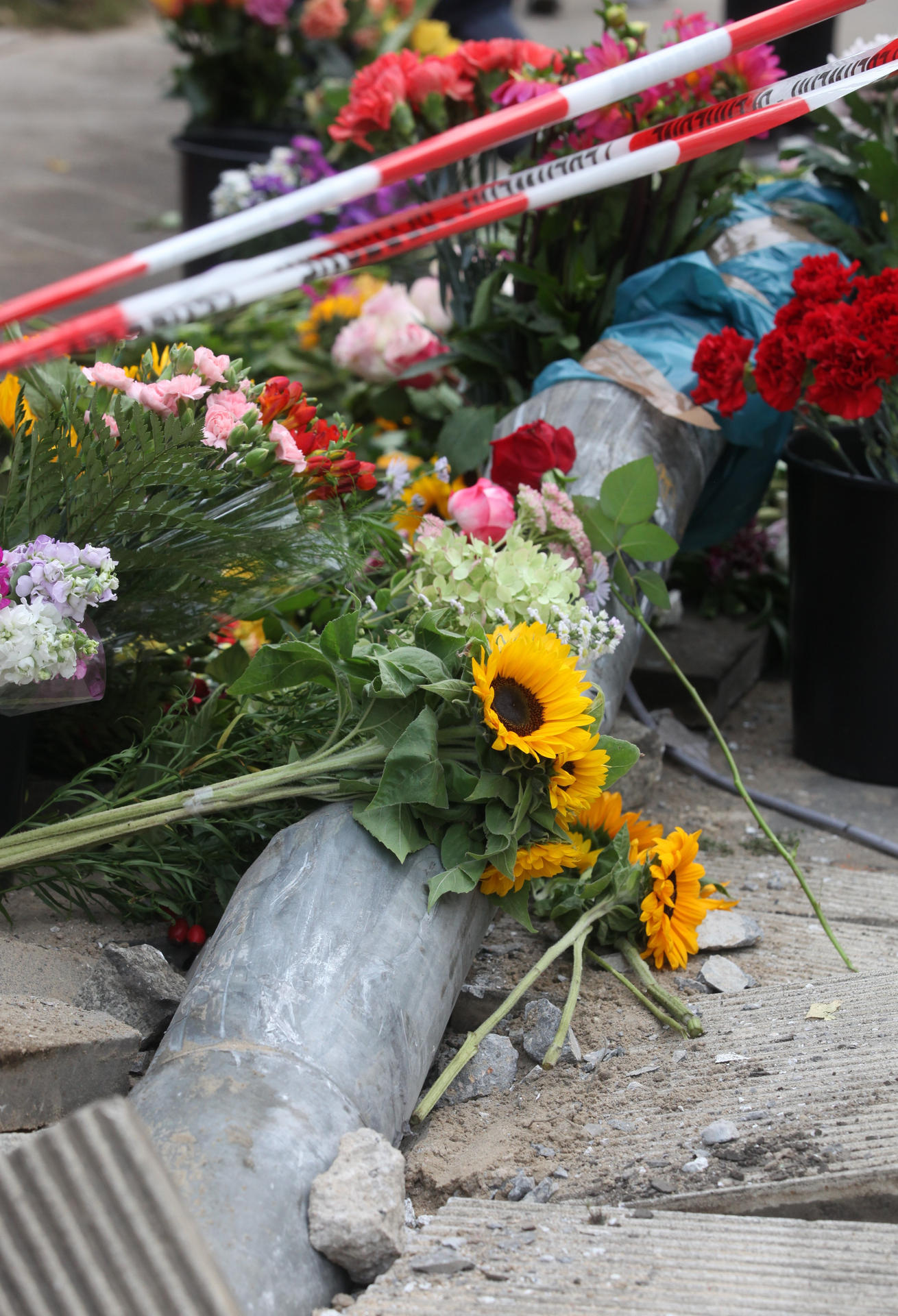 Blumen an der Unfallstelle in der Invalidenstraße in Berlin-Mitte. 