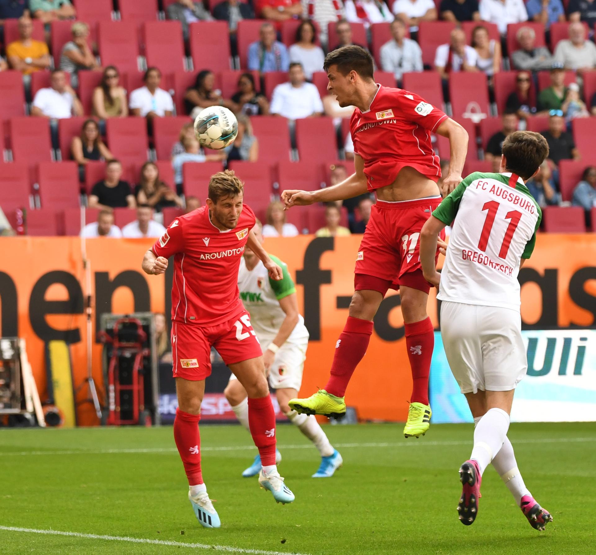 Keven Schlotterbeck springt höher als Leipzigs Timo Werner.