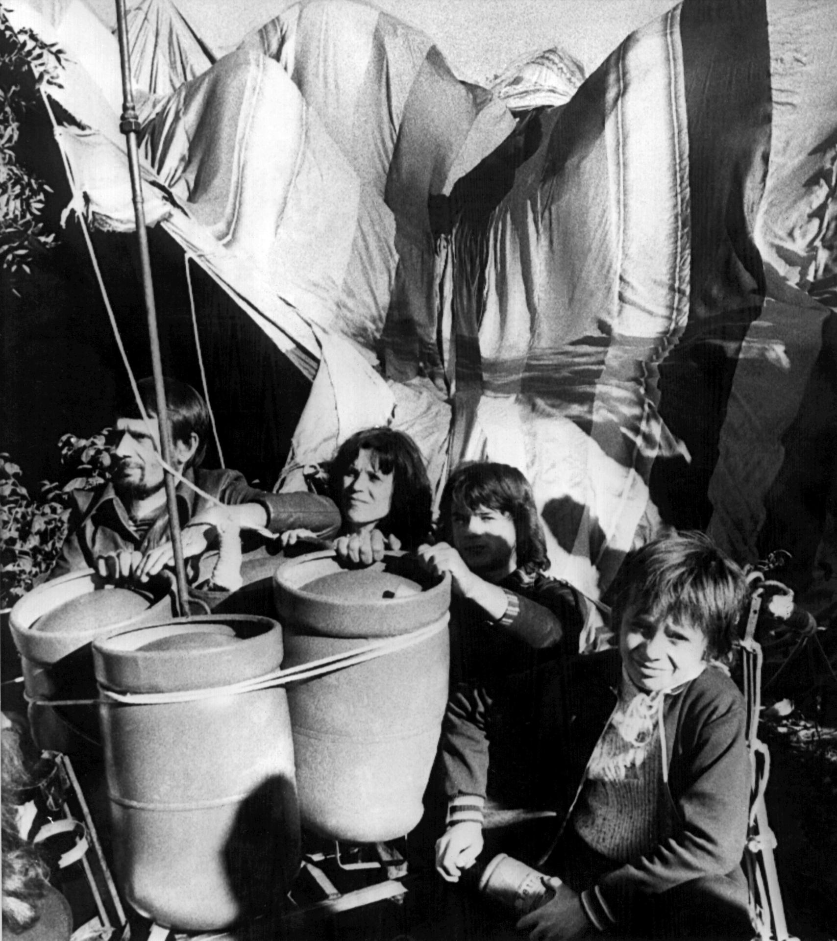 September 1979: Wenige Tage nach der Flucht wird dieses Foto mit der Familie Strelzyk am Ballon gemacht. 