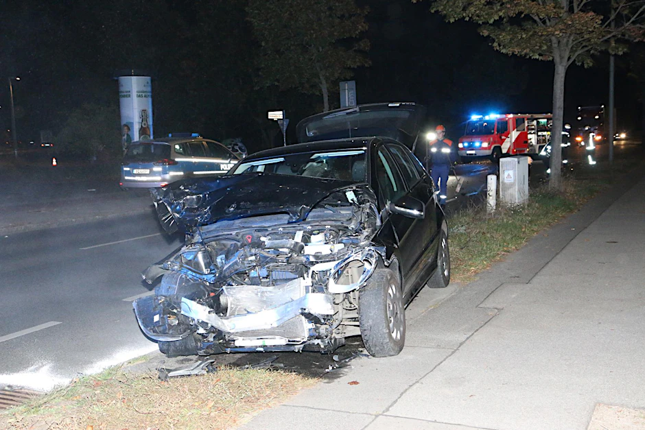Bei dem schweren Unfall in Rahnsdorf sind vier Personen verletzt worden.