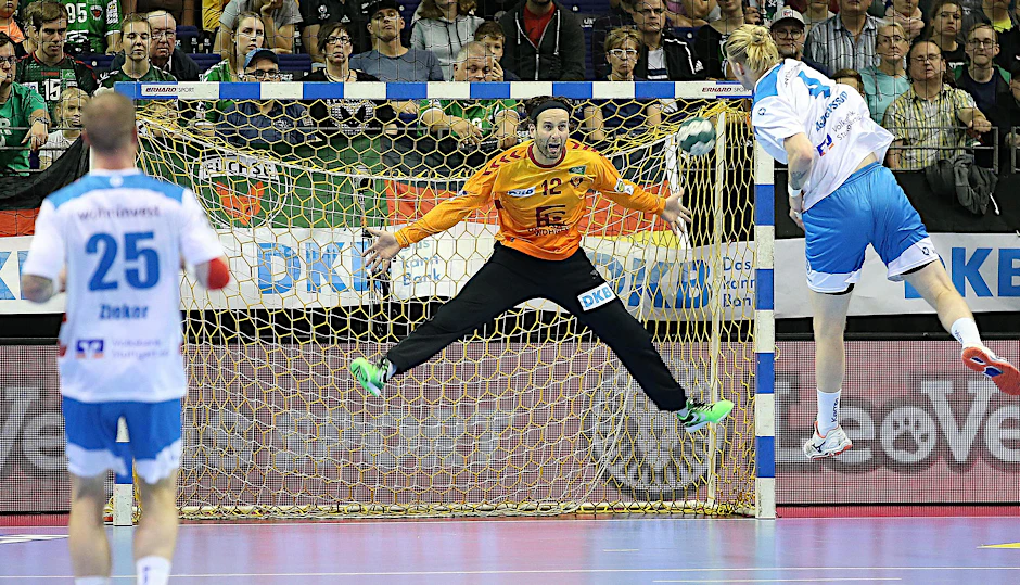 Stuttgarts Elvar Asgeirsson gibt sich alle Mühe, kriegt den Ball aber nicht an Silvio Heinevetter vorbei.
