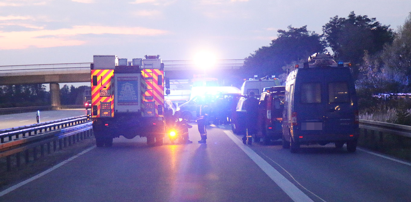Sicherheitskräfte am Abend an der A10: An dieser Stelle wurde der mutmaßliche Straftäter erschossen.