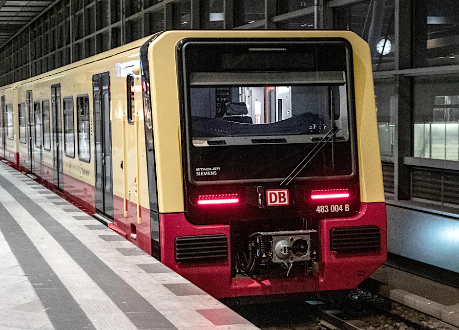 In Berlin sind nachts inzwischen zwei Testfahrzeuge der neuen S-Bahn-Züge unterwegs.