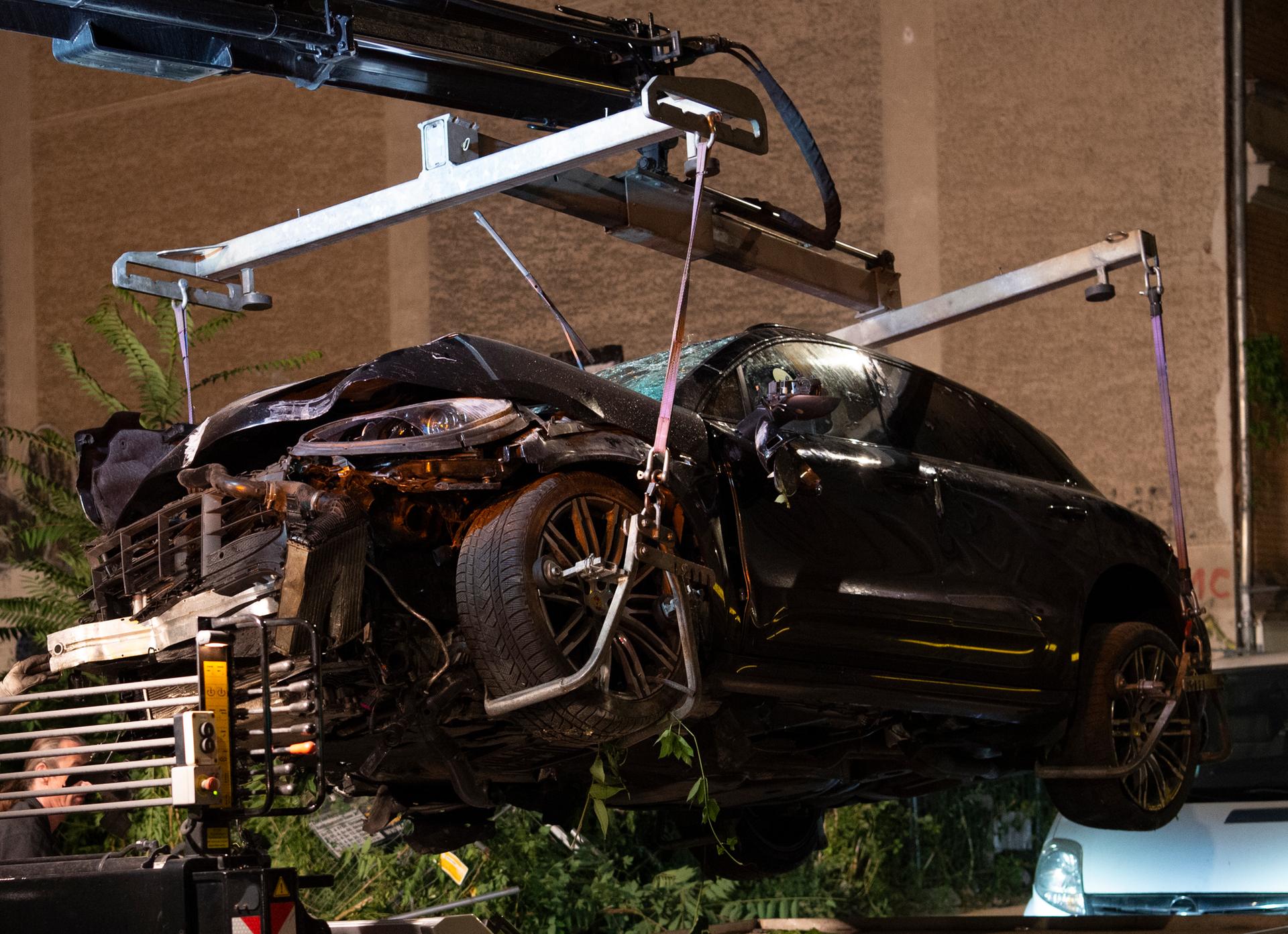 Der völlig zerstörte Porsche SUV wird geborgen.
