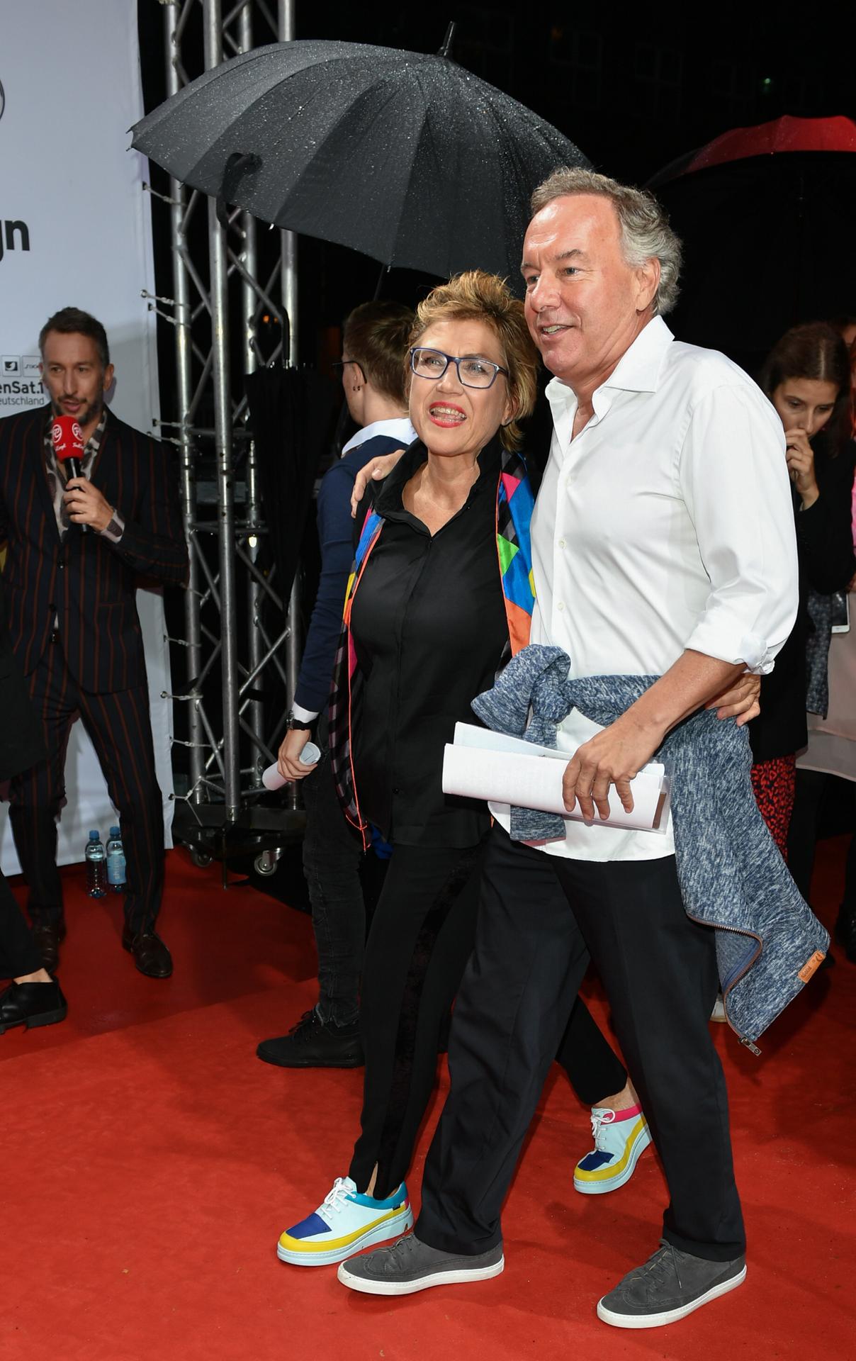 Stage Theater des Westens: Andrea Hohnen, zum letzten Mal Künstlerische Leiterin des First Steps Awards, erscheint mit Ufa-Boss Nico Hofmann auf dem Roten Teppich.