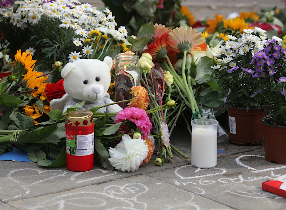 Viele Berliner haben Blumen, Kerzen und Stofftiere am Unfallort niedergelegt.