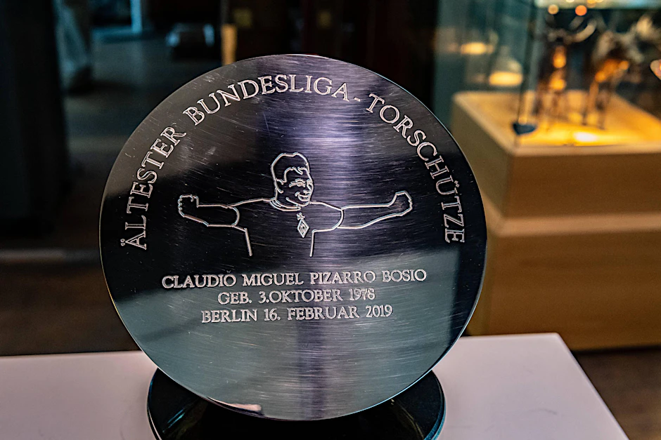Diese schicke Medaille erinnert Claudio Pizarro für immer an sein Tor beim 1:1 gegen Hertha im Februar 2019 im Olympiastadion.
