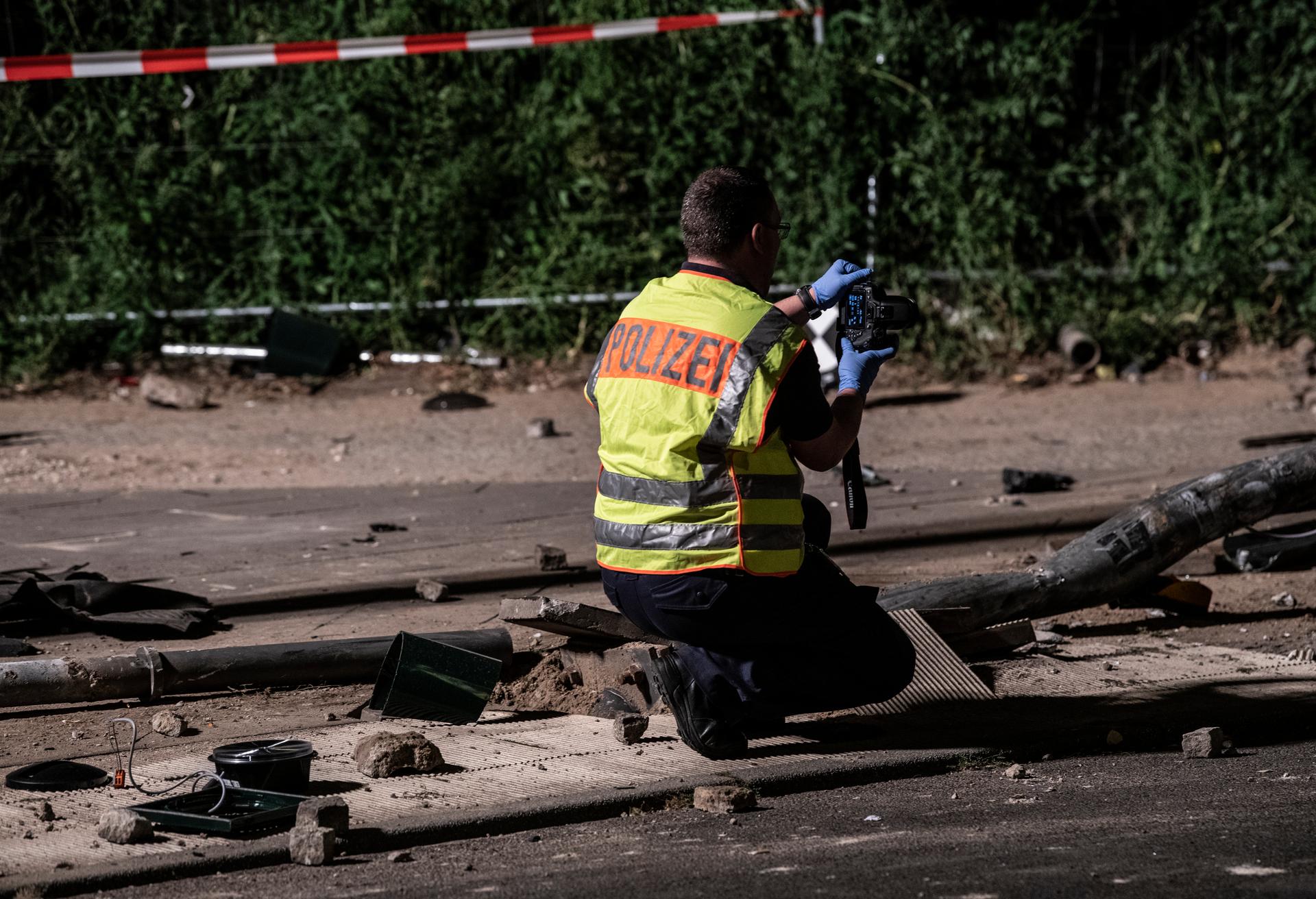 Die Polizei sichert am Unfallort in der Invalidenstraße in Berlin-Mitte Spuren.
