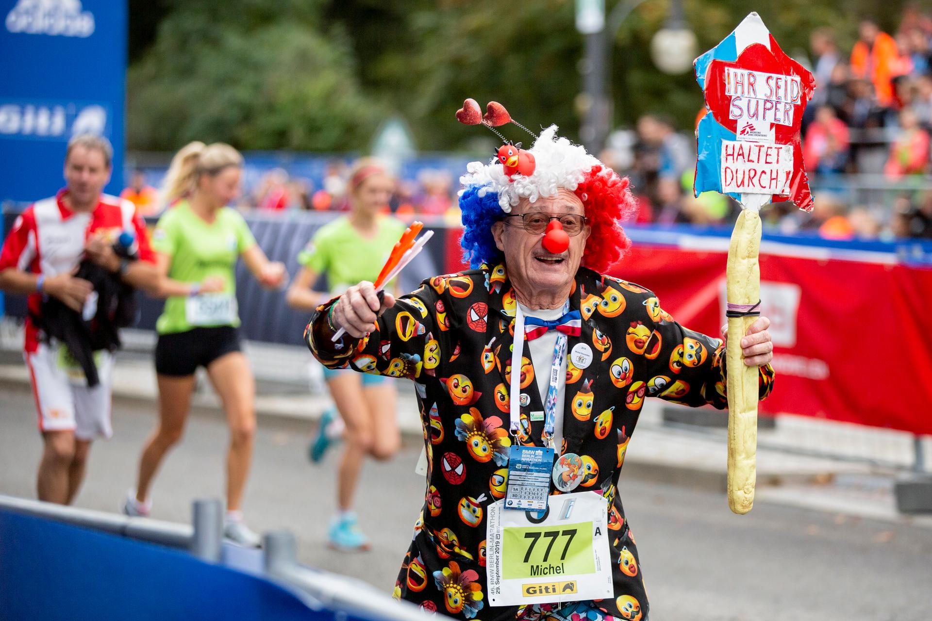 Clown, Sportler? Einige Läufer tragen beim Berlin-Marathon Kostüme.  