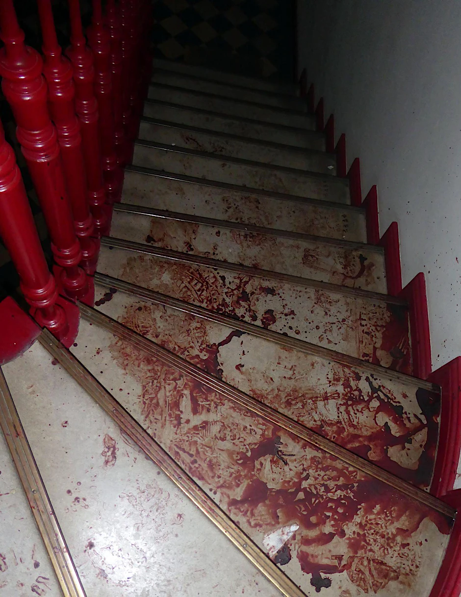 Die blutverschmierte Treppe im Tathaus. 