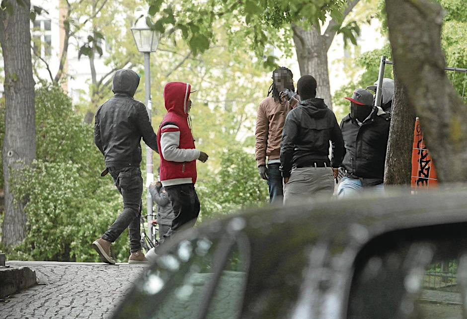 Mehrere Dealer stehen im Görlitzer Park und warten auf ihre Kundschaft. 
