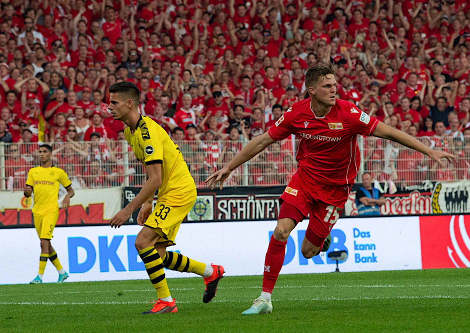 Marius Bülter setzt nach seinem 2:1 gegen Dortmund zum Jubellauf an.