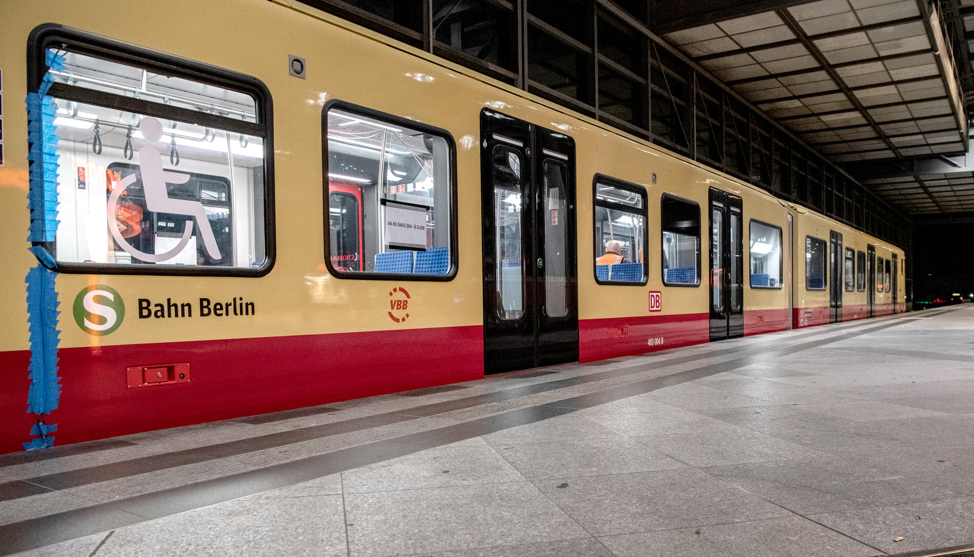 In Berlin sind nachts inzwischen zwei Testfahrzeuge der neuen S-Bahn-Züge unterwegs. Das blaue Klebeband fixiert Leitungen, die zu Messeinrichtungen im Laufwerk führen, an der Außenwand des Zuges.