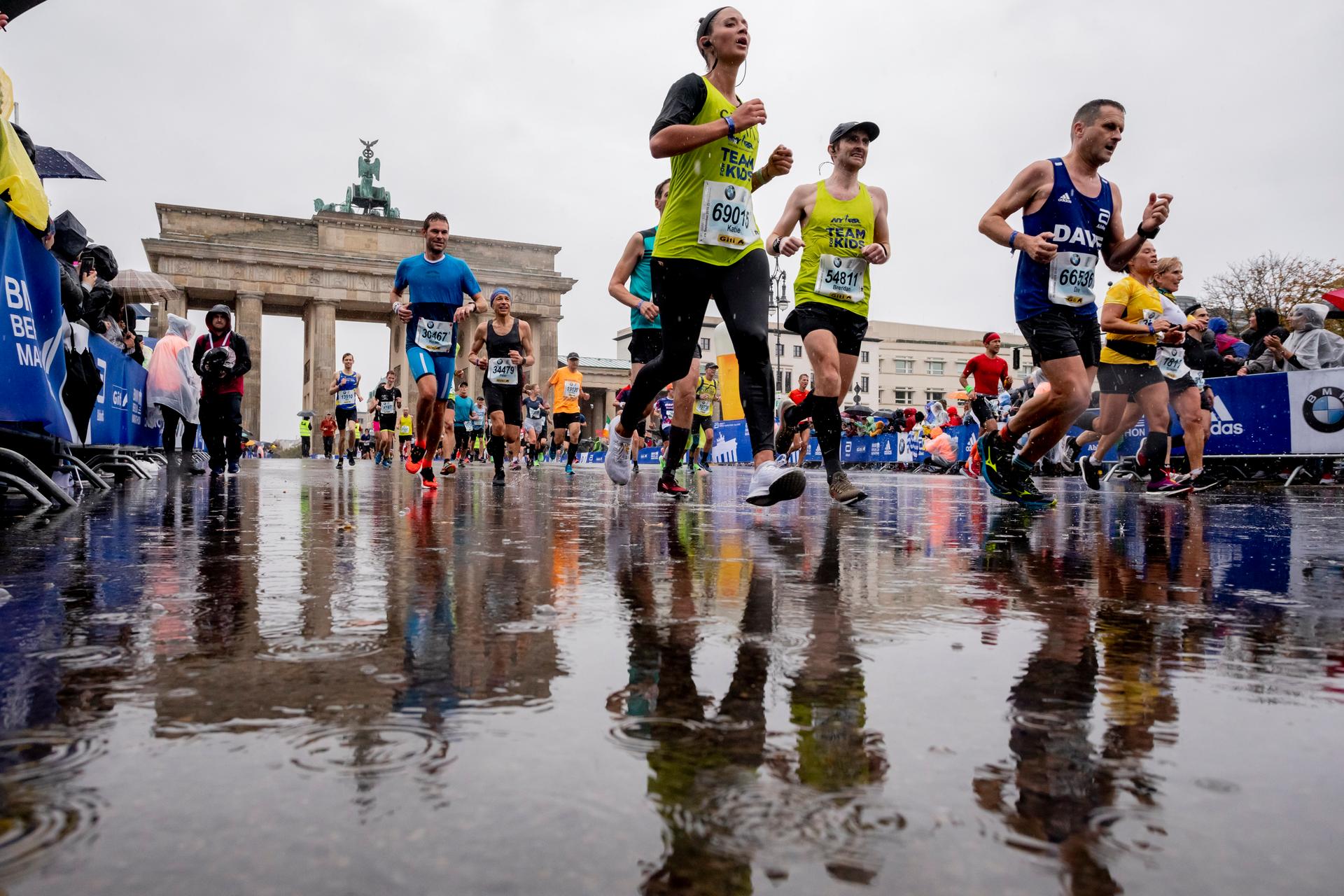 Berlin-Marathon: Regen begleitet die Läufer bis ins Ziel. 