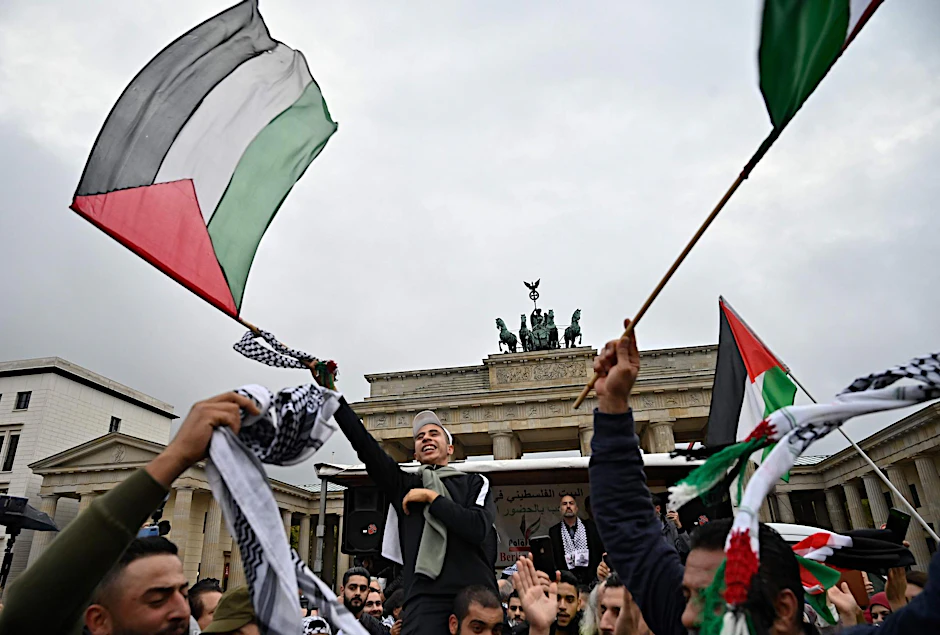 Am Brandenburger Tor versammelten sich hunderte Palästinenser zur einer Demo gegen Israel.