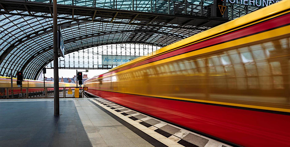 Eine S-Bahn im Berliner Hauptbahnhof.