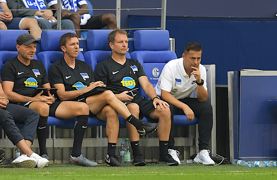 Ante Covic (r.) kommt Ins Grübeln, weil Hertha zu viele Tore kassiert.