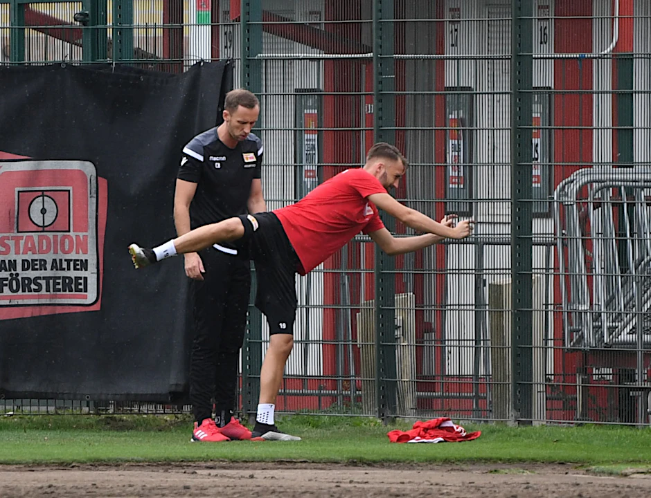 Unter Aufsicht: Christopher Busse (l.) übt mit Rekonvalszent Florian Hübner. 