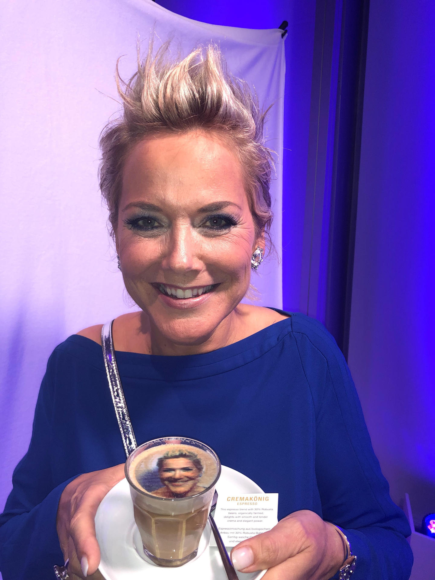 Inka Bauses Kaffee landete an der Bar in einem Drucker, wo das Gesicht der Moderatorin auf den Milchschaum gedruckt wurde. Bause entzückt: „Ich liebe solche Spielereien!“ 