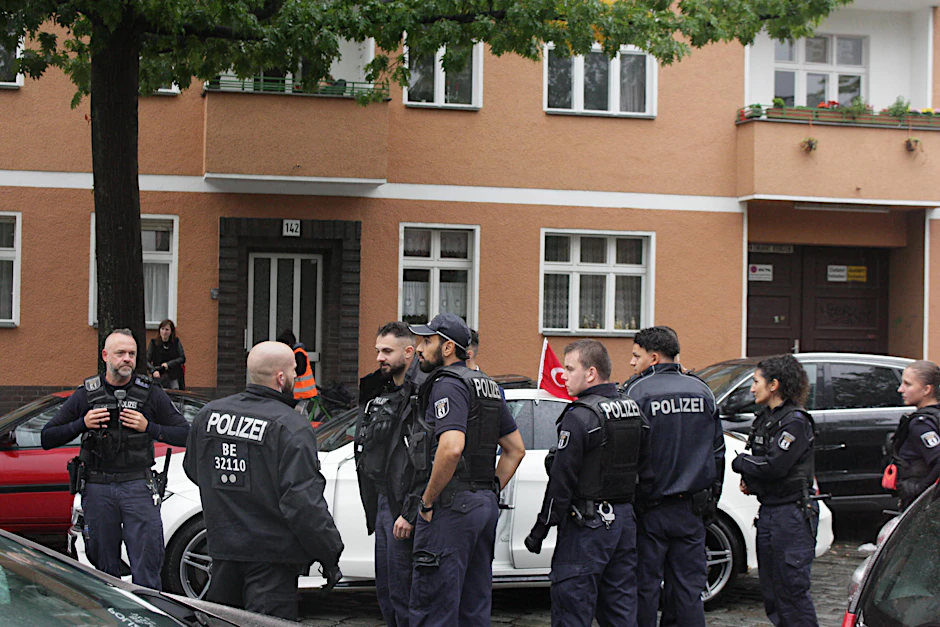 Einsatzkräfte der Polizei am vergangenen Freitag, dahinter ein Auto des Hochzeitskorsos.