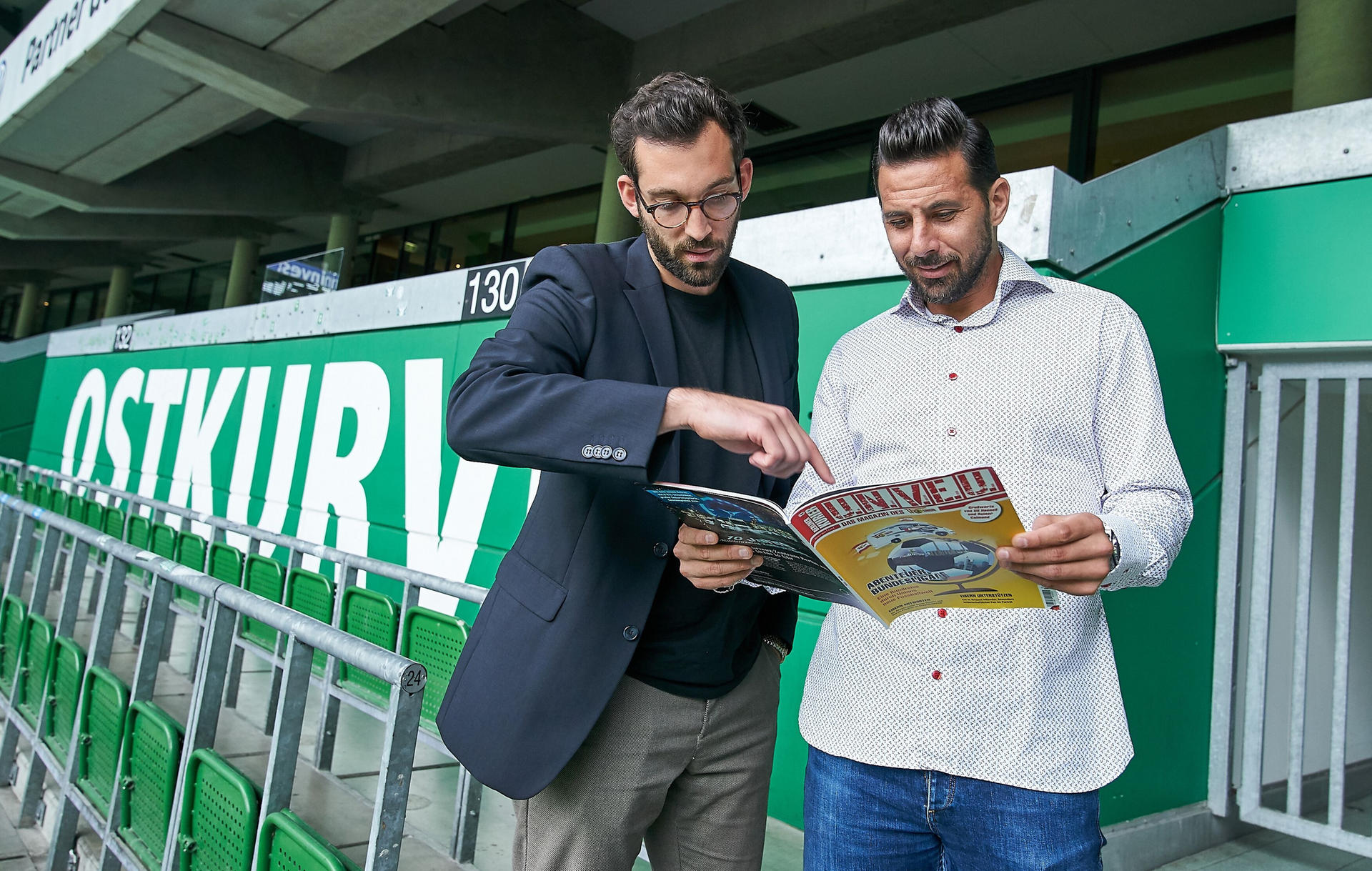 KURIER-Reporter Patrick Berger schmökert beim Besuch in Bremen  mit Claudio Pizarro auch im aktuellen UNVEU-Magazin.