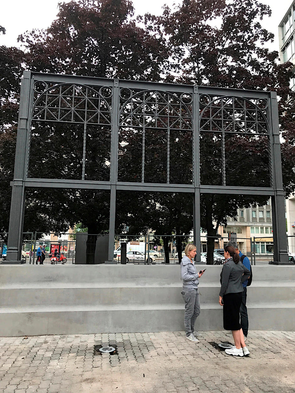 Vier Stützen, drei filigrane Bögen – 150 Jahre alte vorgefertigte Architektur aus der Berliner Eisenzeit.