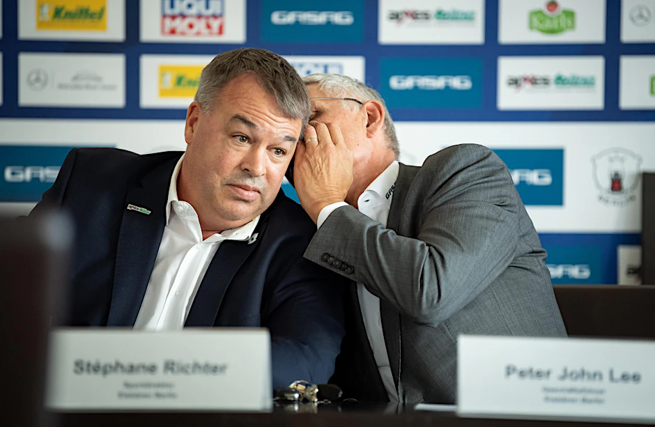 Sportdirektor Stéphane Richer und Geschäftsführer Peter John Lee diksutieren das Saisonziel aus. 
