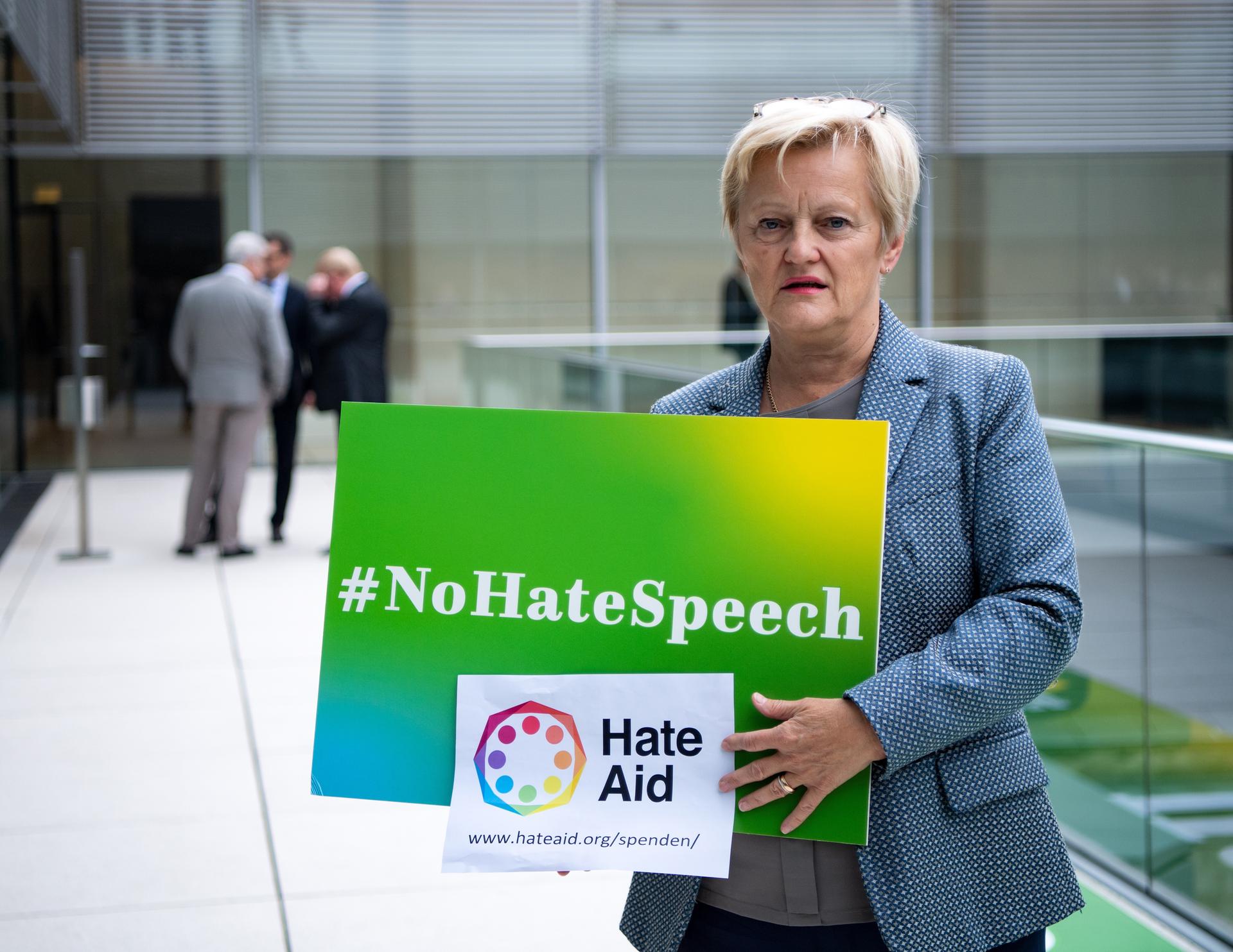 Image - Renate Künast und Carmen Nebel: Beide übelst beleidigt, aber nur eine Verurteilung. Warum?