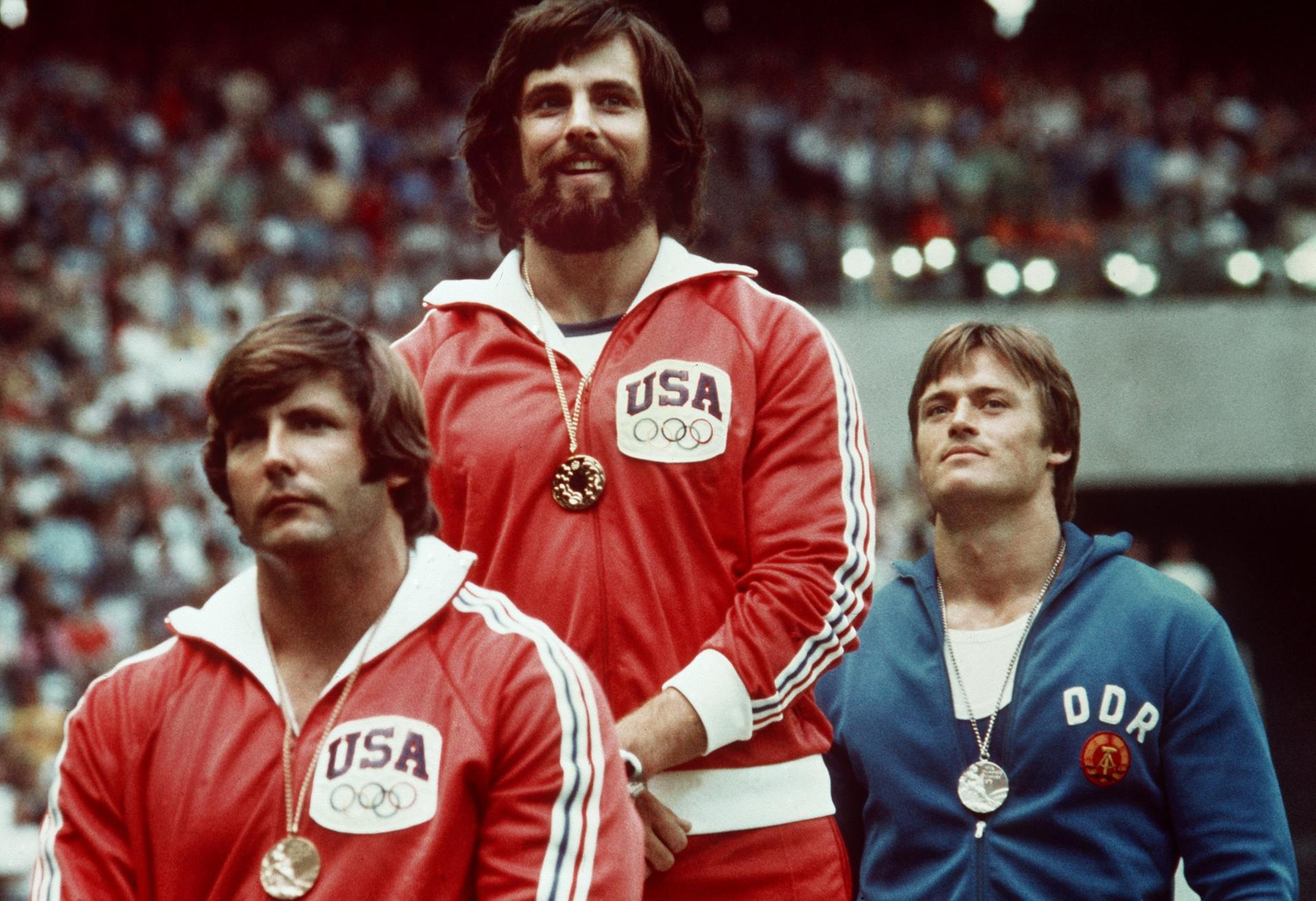 Schmidts größter Triumph: Bei der Siegerehrung für die besten Diskuswerfer bei den Olympischen Sommerspielen 1976 in Montreal bekam er die Silbermedaille.