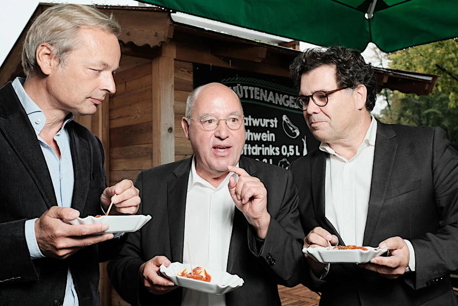 KURIER-Kolumne "Eine Curry mit Gysi": Der wöchentliche Interview-Imbiss mit den Chefredakteuren Elmar Jehn (links) und Jochen Arntz.