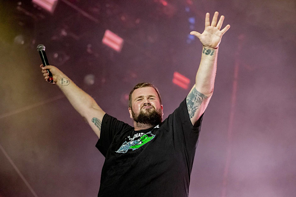 Jan „Monchi“ Gorkow, Sänger von Feine Sahne Fischfilet, bei einem Konzert in der Zitadelle Spandau.