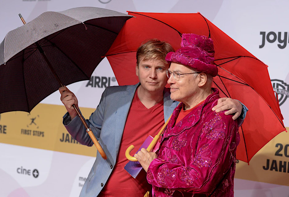 Berlin: Rosa von Praunheim (re.) und sein Freund Oliver Sechting kommen zur Verleihung der 20. First Steps Awards in das Stage Theater des Westens.