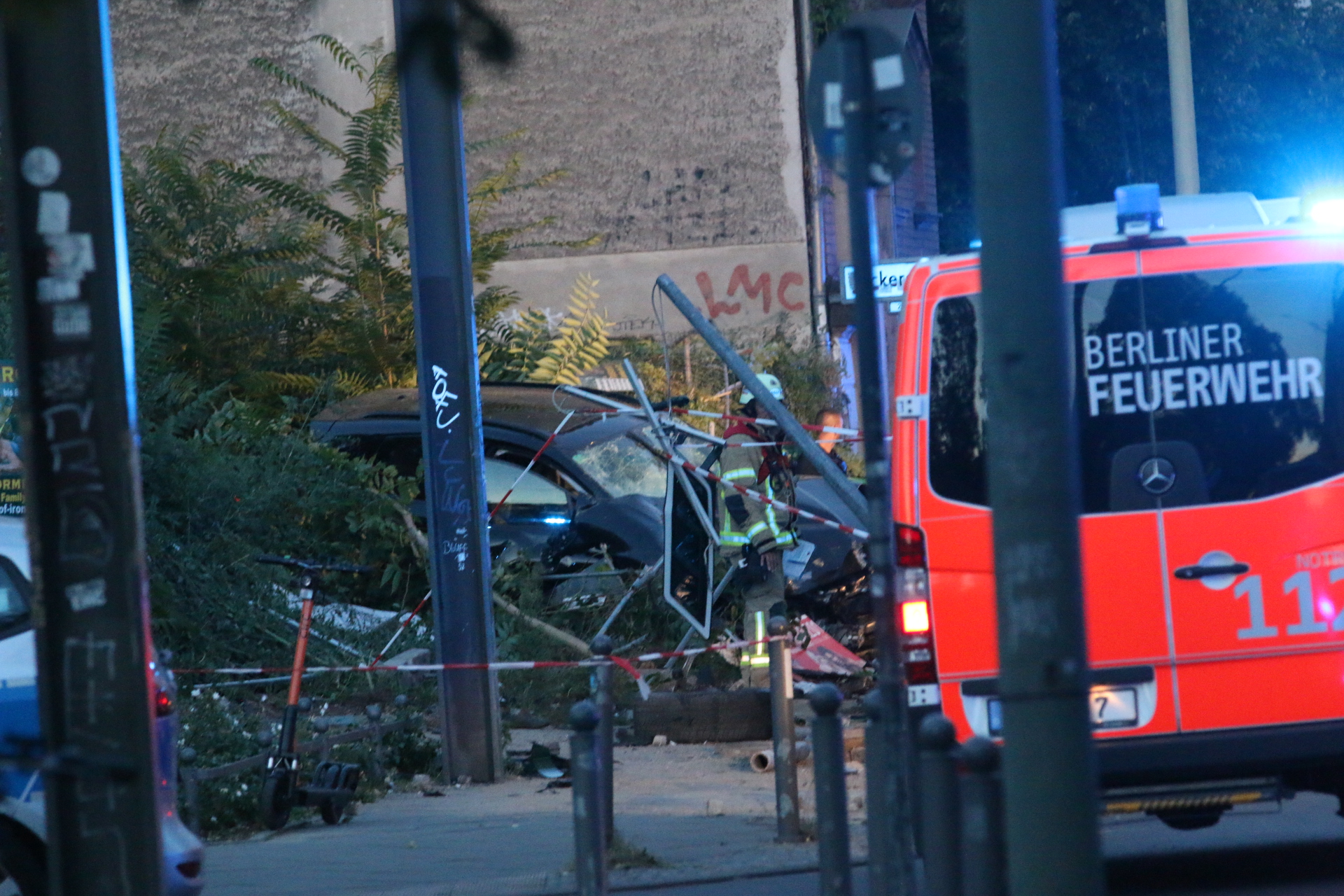 Die Feuerwehr sichert die Unfallstelle.