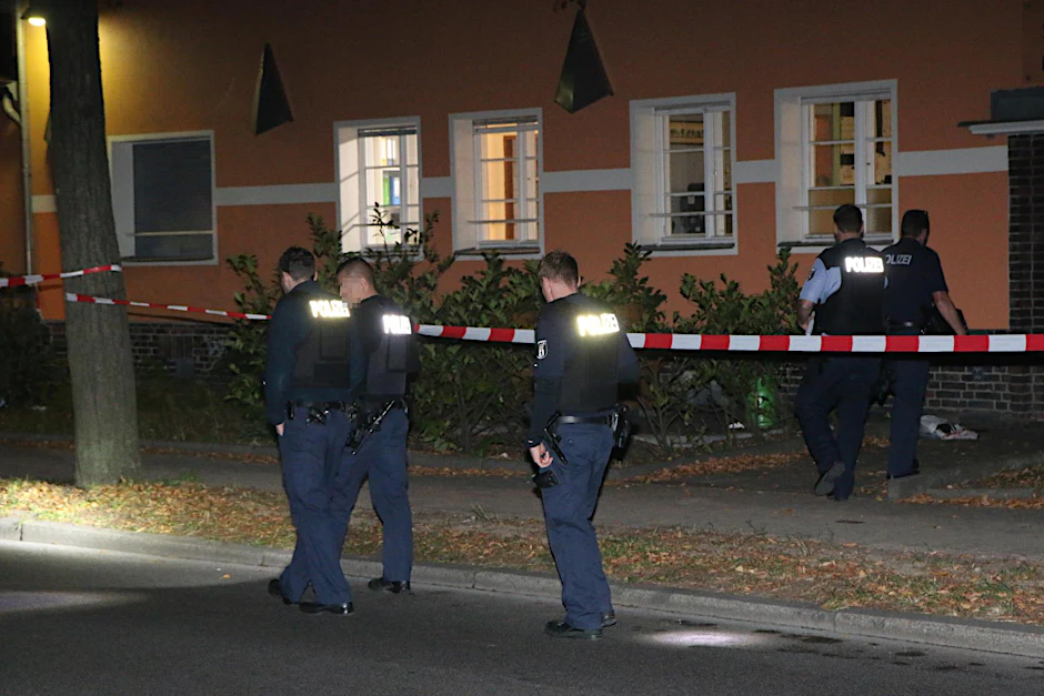 Königsheideweg in Johannisthal: Hier wurde ein junger Mann niedergestochen. Die Polizei sicherte Spuren am Tatort.