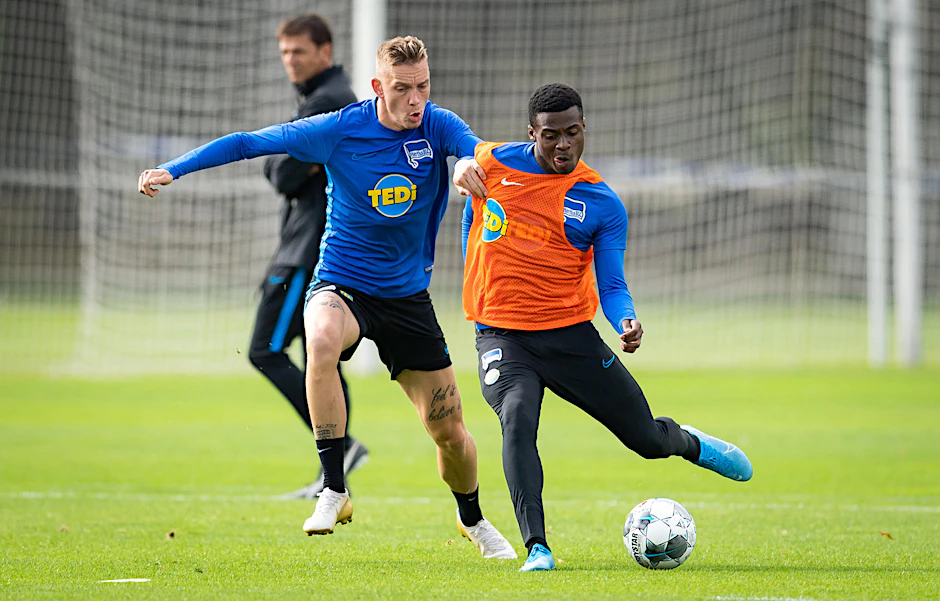 Zwei Hoffnungsträger der Hertha: Javairo Dilrosun (r.) spielt den Ball vor Marius Wolf. 