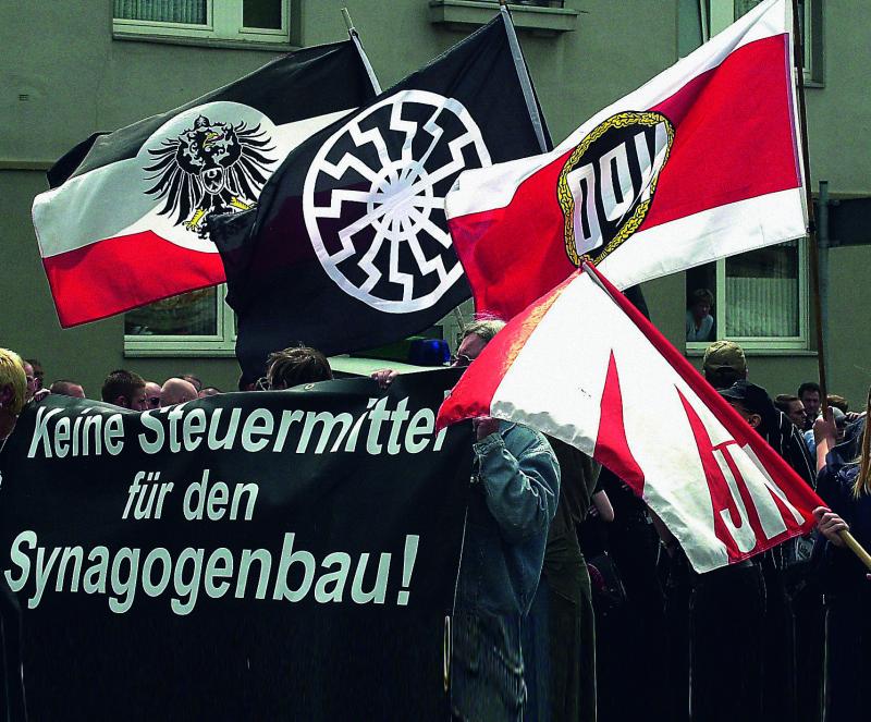 Image - Nazi-Tattoos bei Lehrer an Schule in Berlin-Hennigsdorf entdeckt - Schulamt versetzt ihn in Fachbereich MIgration