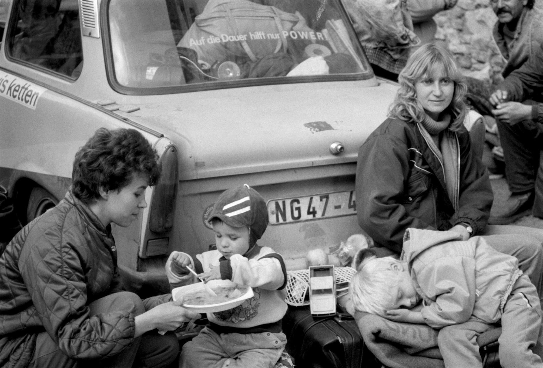 Zwei Frauen mit ihren Kindern kampieren vor der Deutschen Botschaft in Prag. Mehrere Tausend DDR-Bürger dürfen Ende September und Anfang Oktober 1989 in den Westen ausreisen.