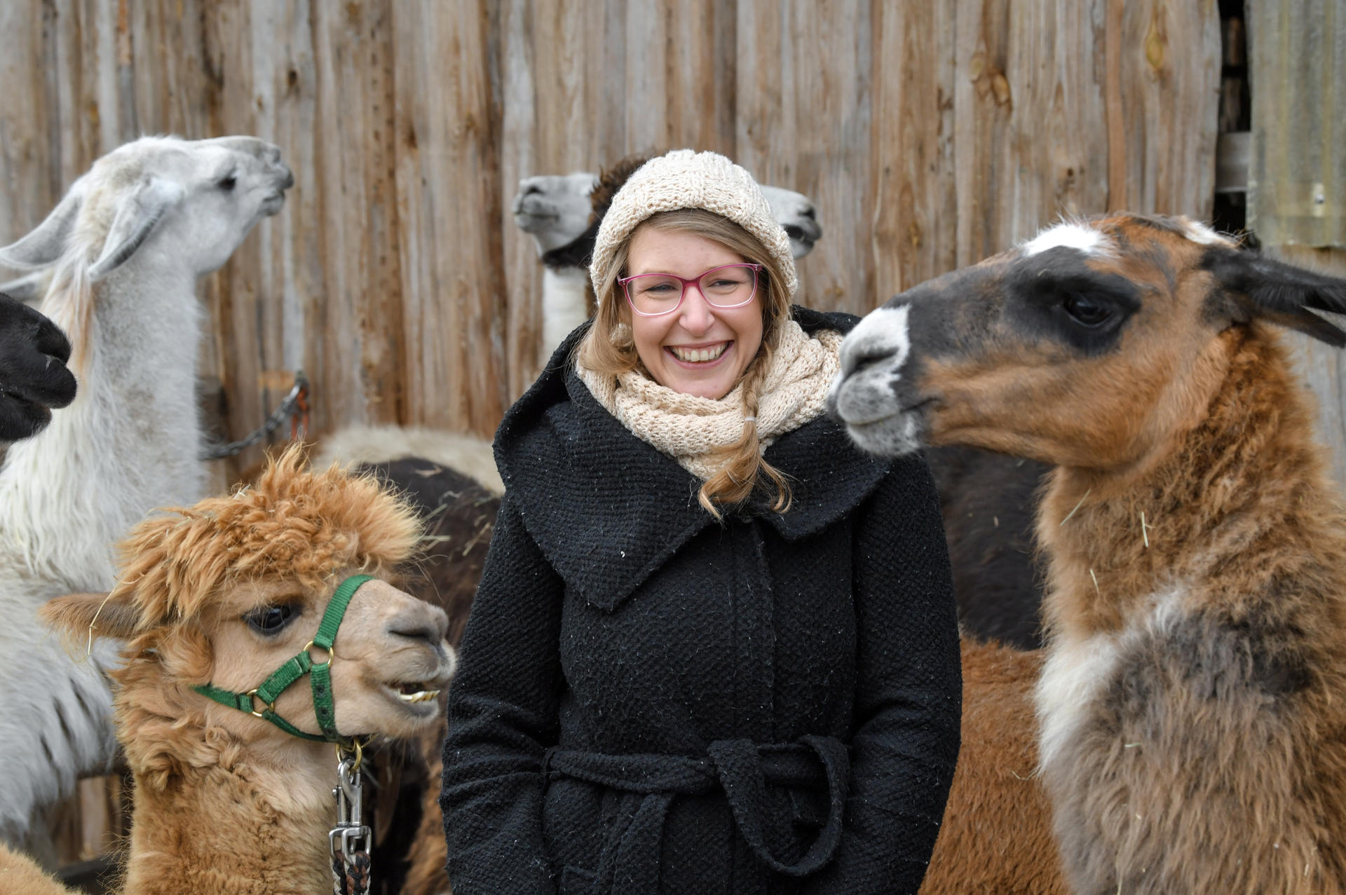 Stephanie Winkler aus Berlin wartet auf den Beginn der Lama-Tour. Und keine Sorge: Die Tiere spucken nicht – jedenfalls meistens nicht.