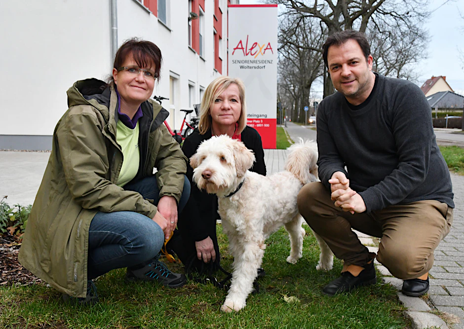 Ein Auftrag für Martin Rütter: Hund Alex mit Besitzerin Margret Martinez (Mitte) und Hundetrainerin Doreen Hörchner. 