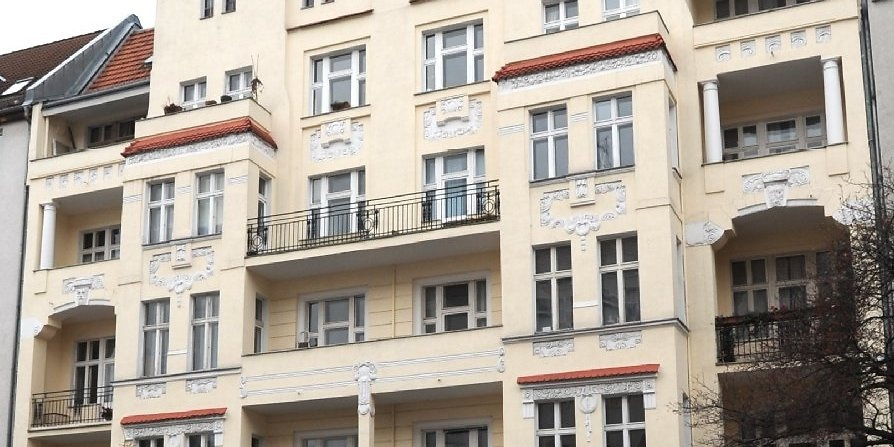 In dieser Wohnung in Wedding ging ein Drogenkäufer der Polizei ins Netz.