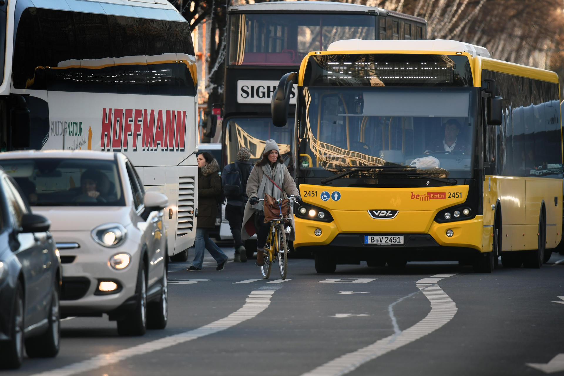 Gewühl Unter den Linden. Heute wird es für Radfahrer dort oft eng.