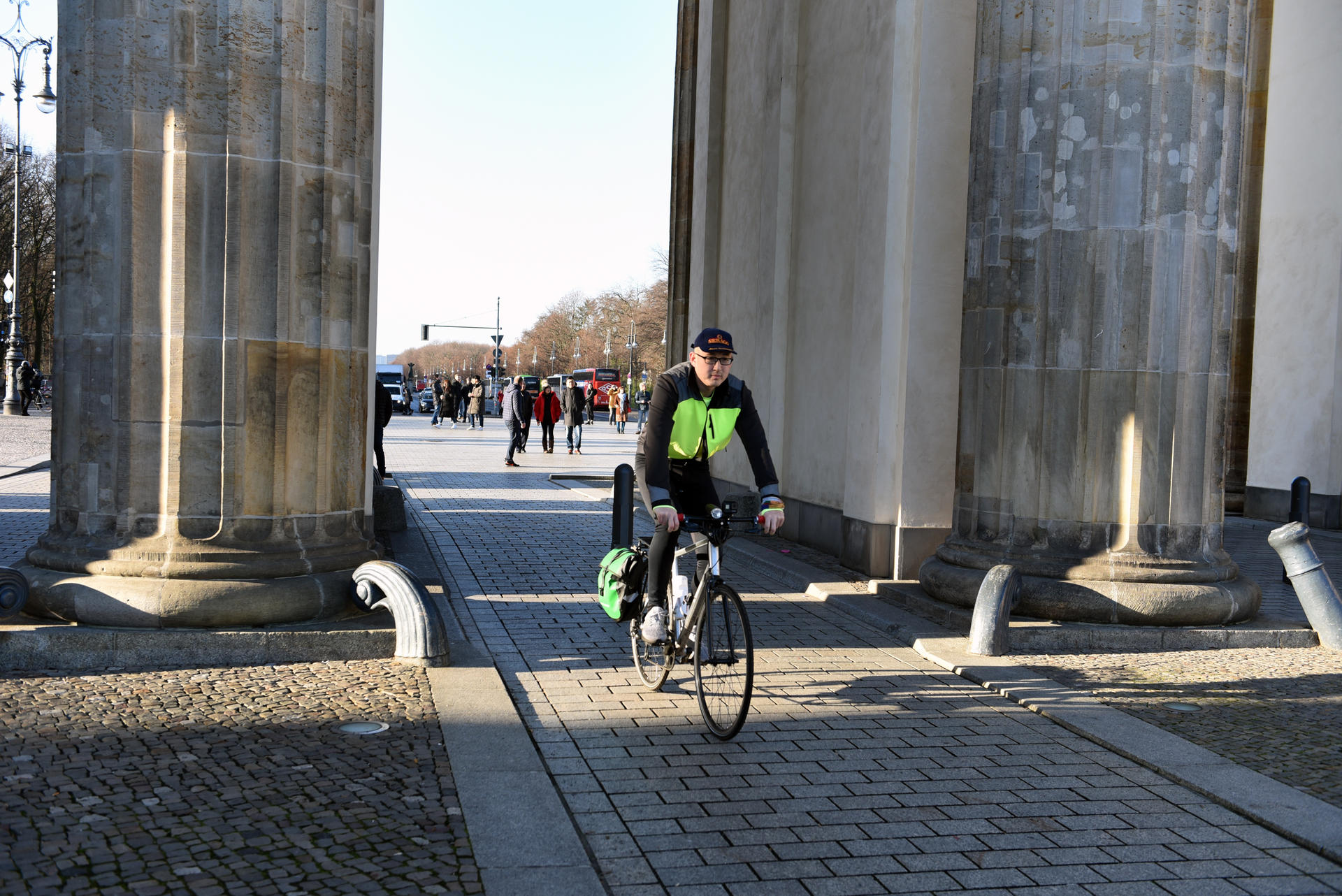 Konkurrenz mit Fußgängern: Das Brandenburger Tor ist auch für sie offen.