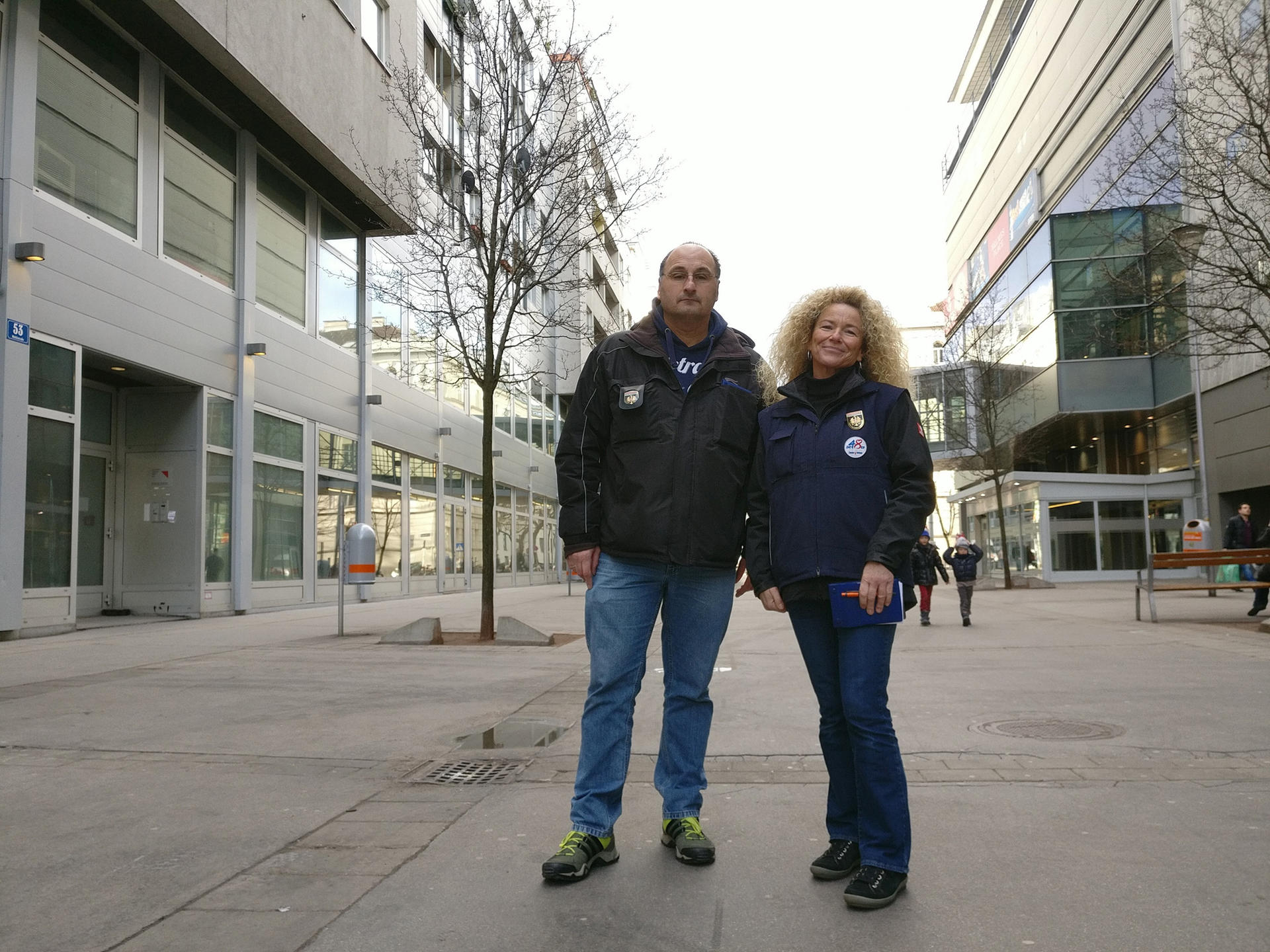 Die Waste Watcher laufen in Wien schon Patrouille. Sie sind Vorbild für Berlin. Doch die Bezirke haben eigene Lösungen.