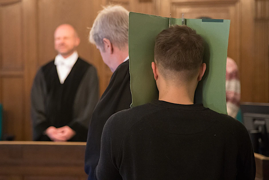 Den Zuschauern im Saal zeigte Yo Oli bewusst nur den Rücken, versteckte sein Gesicht hinter einem Hefter.