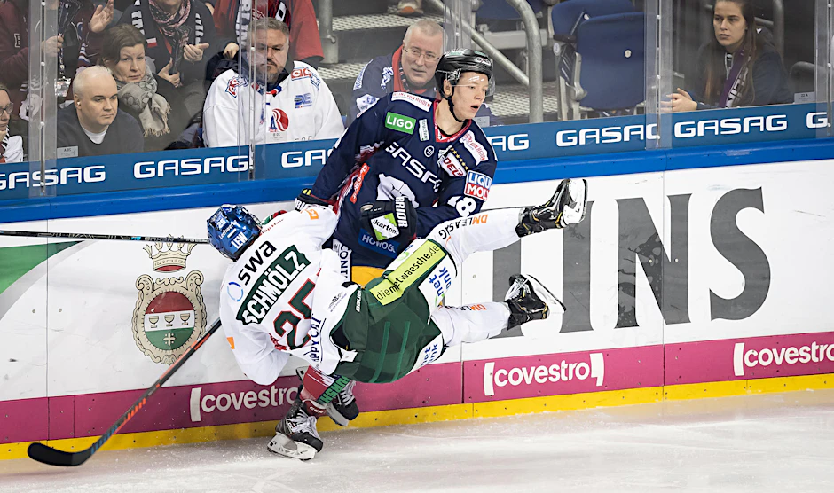 Eisbär Jonas Müller (r.) lässt Augsburgs Daniel Schmölz abtropfen.