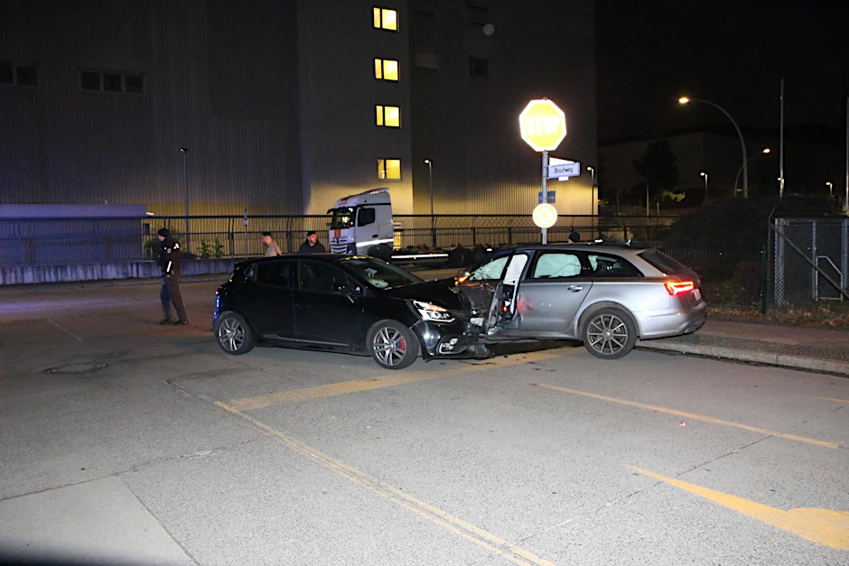 Der schwarze Clio fuhr ungebremst in die Fahrerseite des Audis.